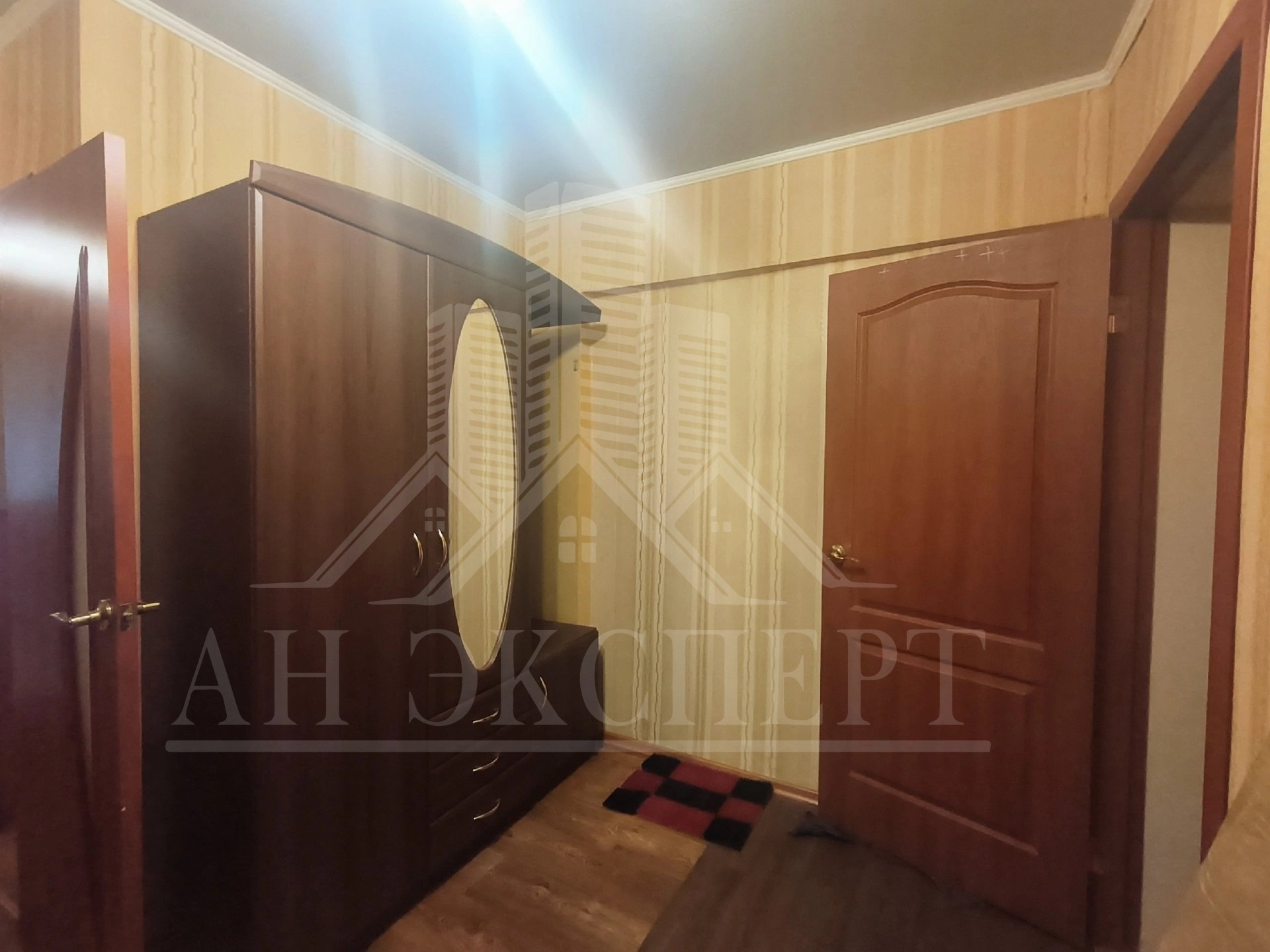 🔑 ПРОДАМ 2-х КОМНАТНУЮ КВАРТИРУ + сарай+погреб+ место для гаража 🚗 📍 Расположение: г. Стаханов, ул. Пономарчука, дом 10 (р-н Стройгородок)✅ 🏢 Этаж - 1/2✅ 📐Плошадь-48,2м²📏 к продаже ✅ ✍ ОПИСАНИЕ: 🔹Продаётся просторная квартира с отличной планировкой в г. Стаханов 🍃 🔹Квартира находится в хорошем районе! 🔹Комнат...