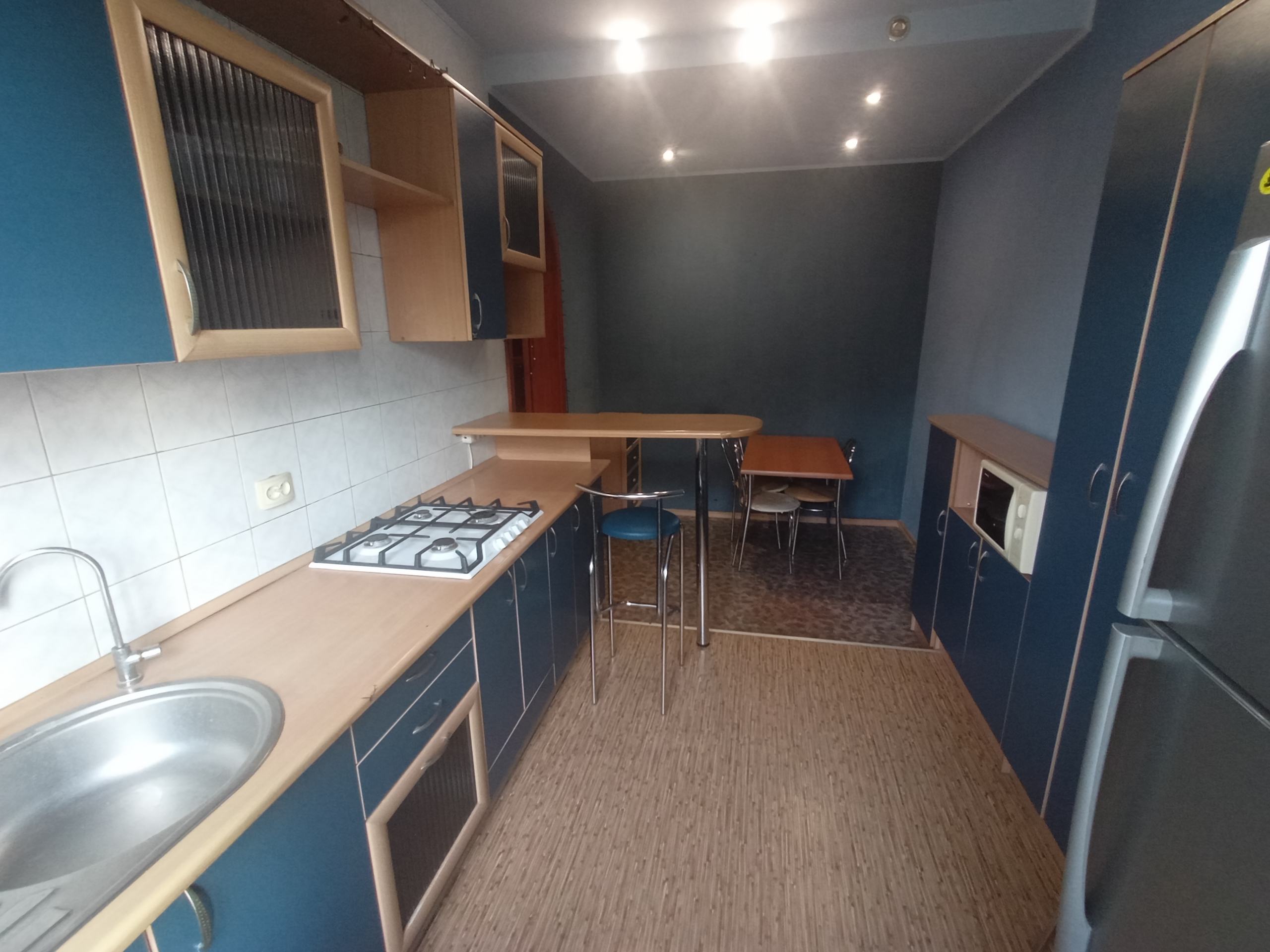 🏡 Продам 2-комнатную квартиру в Ленинском районе 📍 ул. Оборонная | 🏢 4 этаж из 4 📐 Площадь: 61,1 м² 🏛 Квартира с характером — «Сталинка» 📏 Высокие потолки — 3 м 🌳 Прекрасный вид на парк, центр Луганска 🛠 Жилое состояние 🚪 Дорогая столярка: деревянные двери и окна 🪟 Современный балконный блок, пол — ковролин 💡...