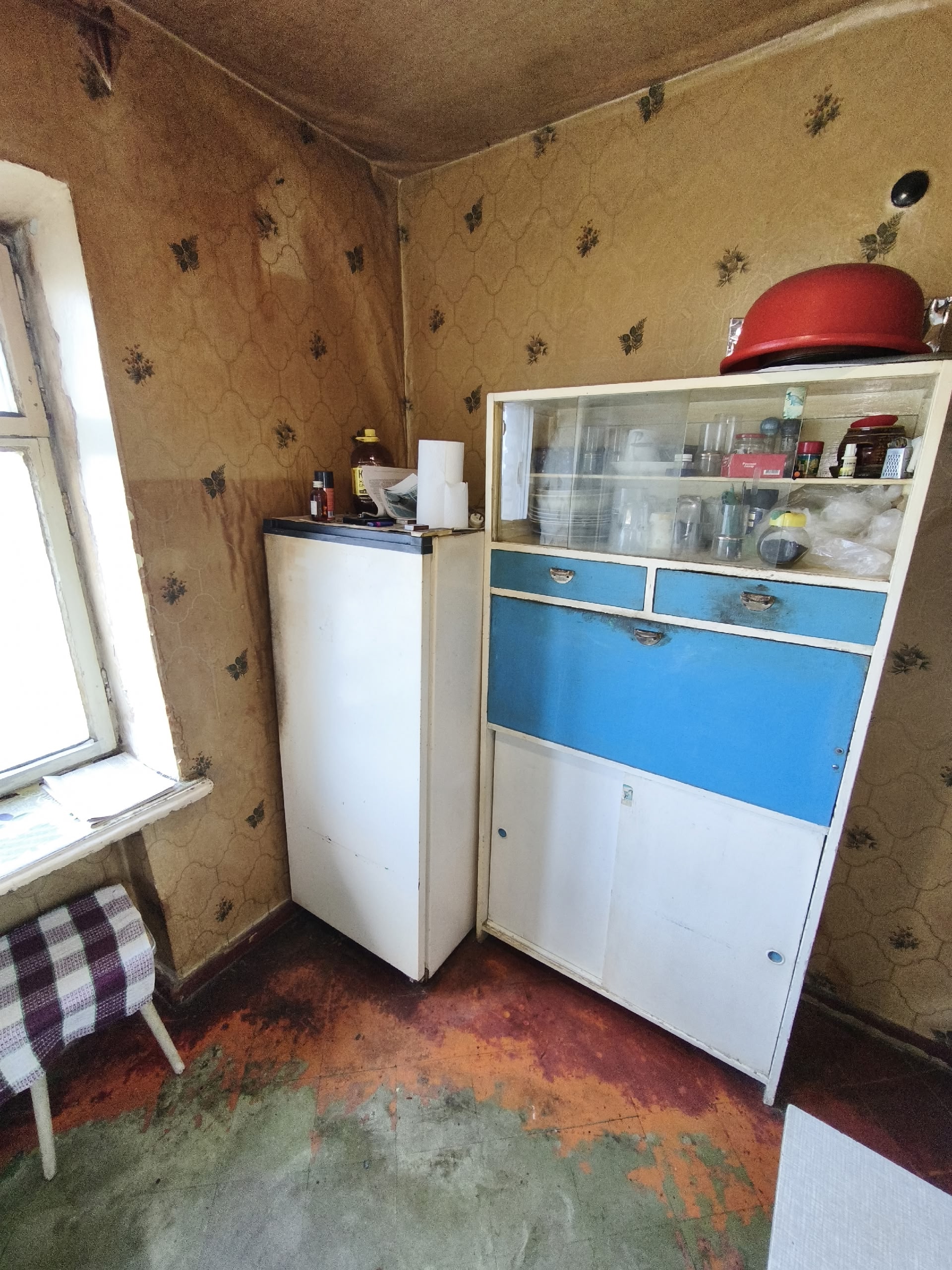 Сдам 3-х комн. Луганск, кв Дружба. 4-й этаж. Состояние жилое, холодильник, бойлер, стиральная машинка. 20+ку. Можно студентам +79591332809