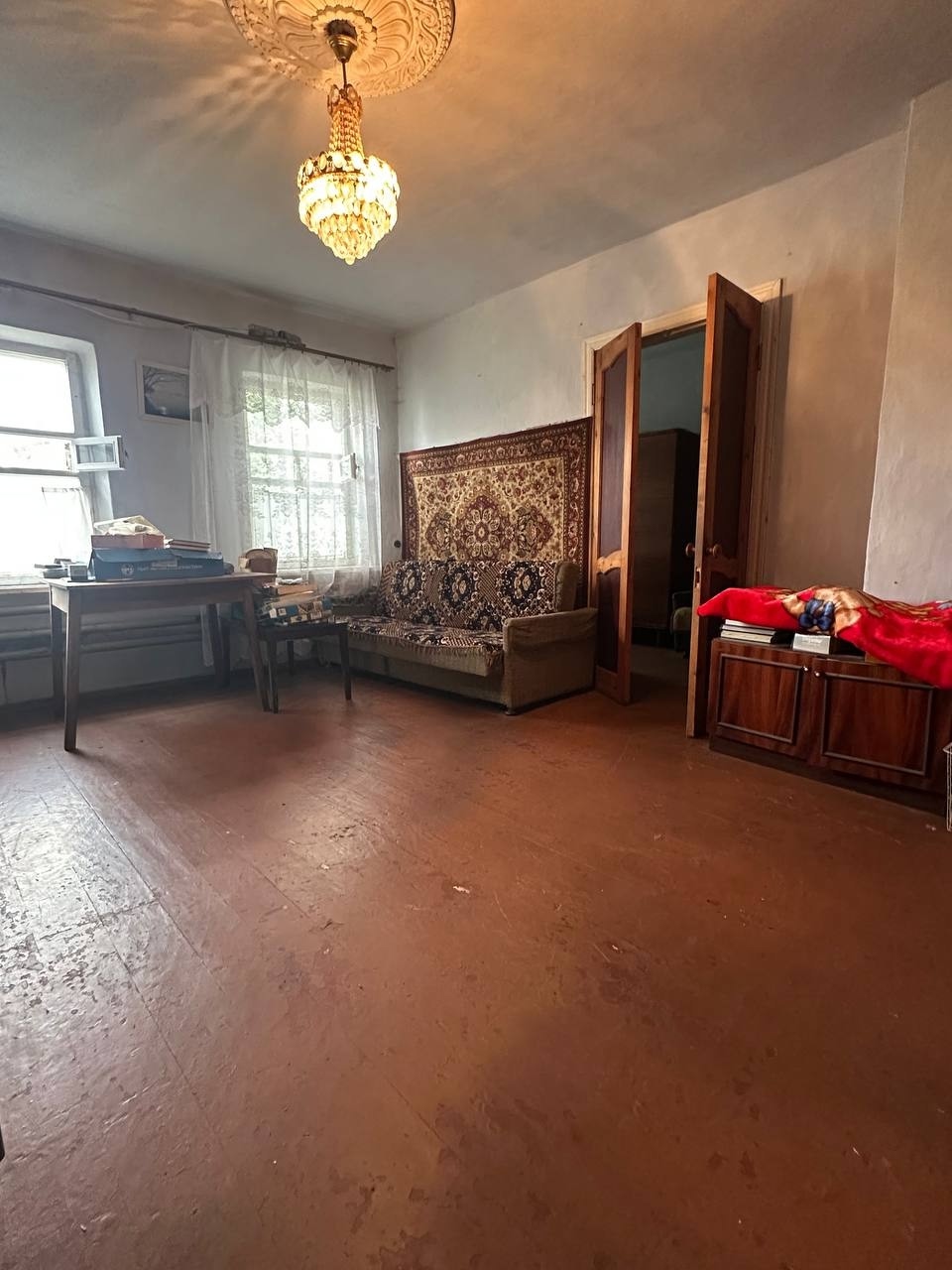 🌟 Продается уютный дом в Луганске — район Черного кота! 📍 Адрес: ул. Кавказская 🏠 Площадь дома: 79 кв.м. 🛏 Жилая площадь: 54 кв.м. 🌿 Участок: 4 сотки — достаточно места для сада, зоны отдыха или огорода. 🔧 Ключевые особенности: ✅ Дом газифицирован — теплые зимы гарантированы! ✅ Вода и канализация — централизо...